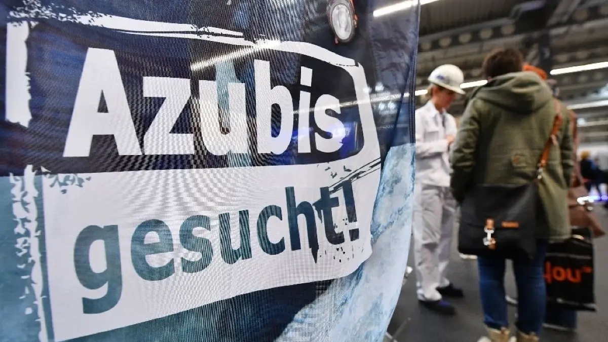 Kurz vor Beginn des neuen Ausbildungsjahres gibt es brandenburgweit 6000 offene Ausbildungsplätze. (Symbolbild)
ARCHIV - 15.11.2017, Thüringen, Erfurt: «Azubis gesucht» steht auf einem Banner am Stand einer Firma beim Forum Berufsstart Mitteldeutschland in Erfurt. Das Handwerk in Mecklenburg-Vorpommern will 2019 zum Jahr der Nachwuchs- und Fachkräftesicherung machen. Im Vorjahr war die Zahl neuer Ausbildungsverträge zwar auf 1980 gestiegen. Dennoch blieb etwa jede dritte Lehrstelle im Handwerk unbesetzt. (zu dpa: DIHK macht Azubi-Bewerbern Mut - Linke fordert Recht auf Ausbildung) Foto: Martin Schutt/zb/dpa +++ dpa-Bildfunk +++