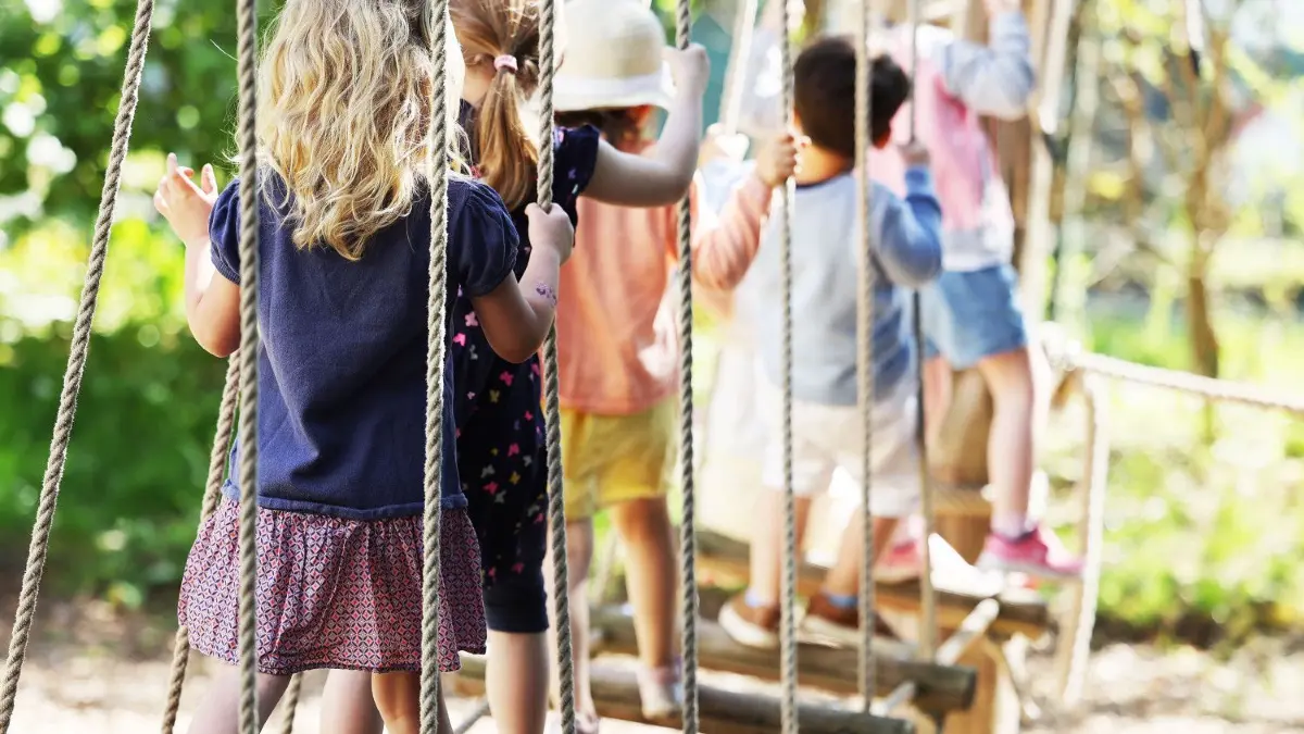 dpatopbilder - 02.06.2021, Nordrhein-Westfalen, Köln: Kinder laufen in der Kindertagesstätte, Kita Morgenland, über eine Hängebrücke. Die Kindertagesbetreuung in Nordrhein-Westfalen kehrt zurück in den Regelbetrieb. Foto: Oliver Berg/dpa - ACHTUNG: Nur zur redaktionellen Verwendung im Zusammenhang mit der aktuellen Berichterstattung über den Beginn des Regelbetriebs in den Kinderbetreuung. +++ dpa-Bildfunk +++
dpatopbilder - 02.06.2021, Nordrhein-Westfalen, Köln: Kinder laufen in der Kindertagesstätte, Kita Morgenland, über eine Hängebrücke. Die Kindertagesbetreuung in Nordrhein-Westfalen kehrt zurück in den Regelbetrieb. Foto: Oliver Berg/dpa - ACHTUNG: Nur zur redaktionellen Verwendung im Zusammenhang mit der aktuellen Berichterstattung über den Beginn des Regelbetriebs in den Kinderbetreuung. +++ dpa-Bildfunk +++
