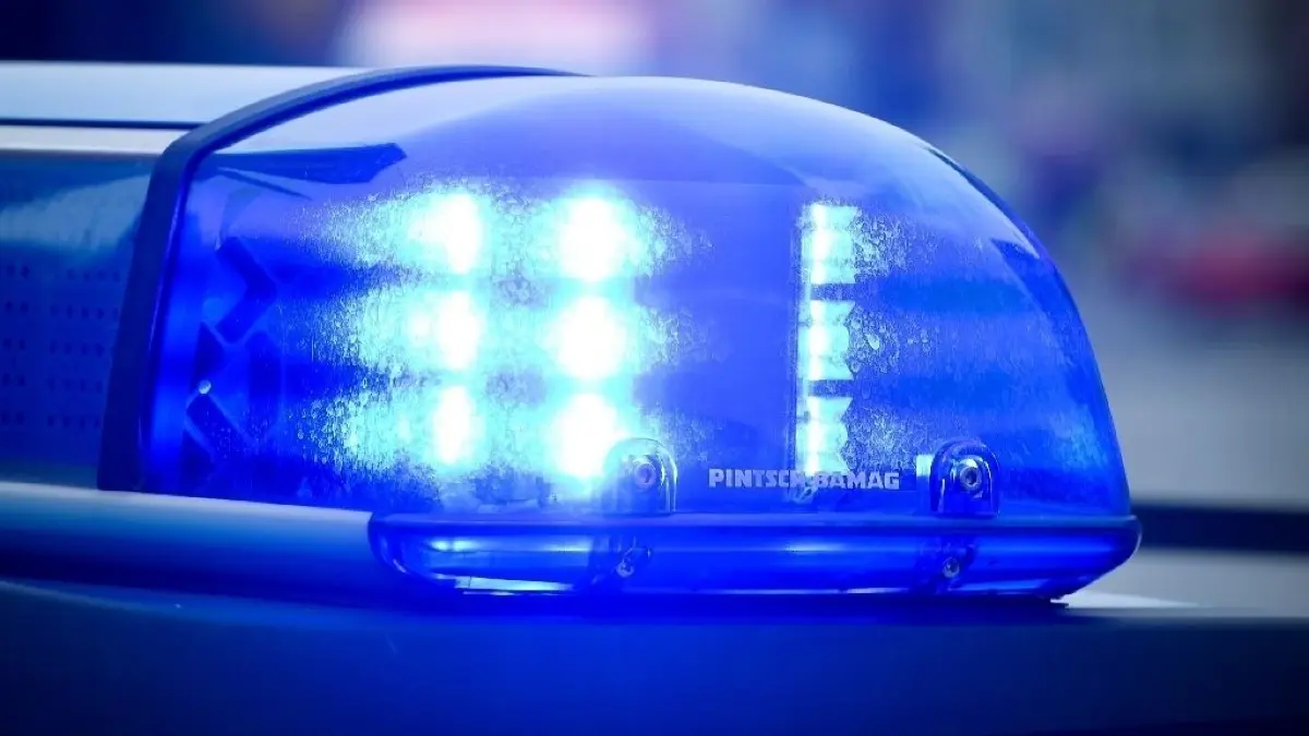 Während der Besitzer einer Mercedes B-Klasse sich im Nymphensee erfrischte, wurde sein Schlüssel geklaut und das Auto entwendet.
ARCHIV - ILLUSTRATION - Das Blaulicht an einem Polizeiauto leuchtet am 11.09.2014 in Frankfurt (Oder) (Brandenburg). Foto: Patrick Pleul/dpa +++(c) dpa - Bildfunk+++ | Verwendung weltweit