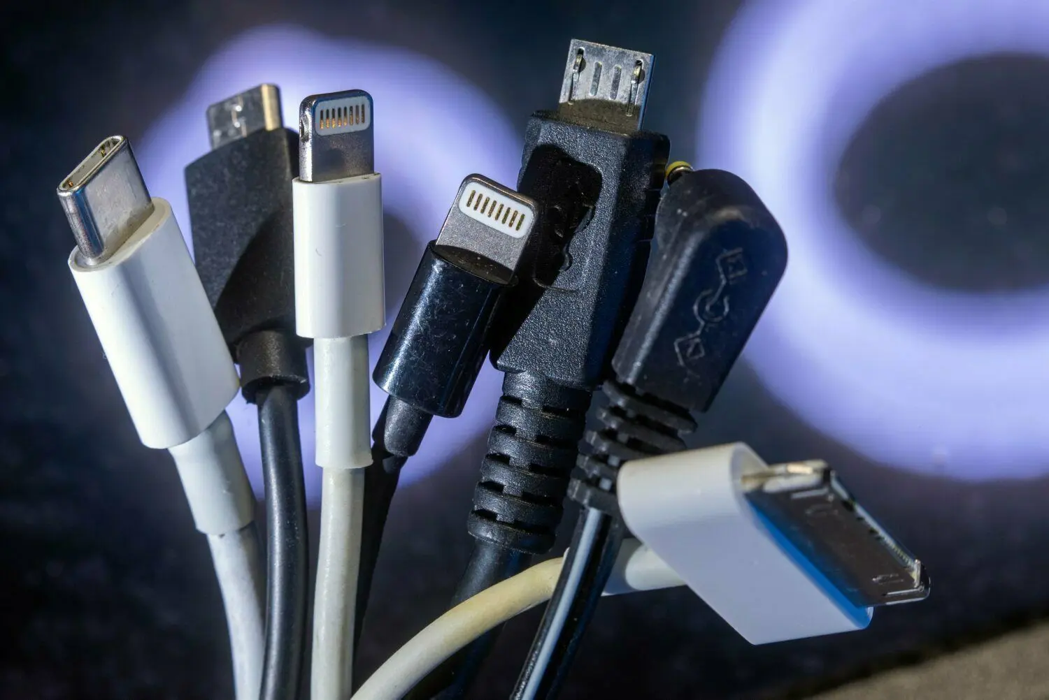 Ladekabel für unterschiedliche Handymodelle. Die EU will einheitliche Ladegeräte etablieren. Sie sollen Verbrauchern das Leben erleichtern.