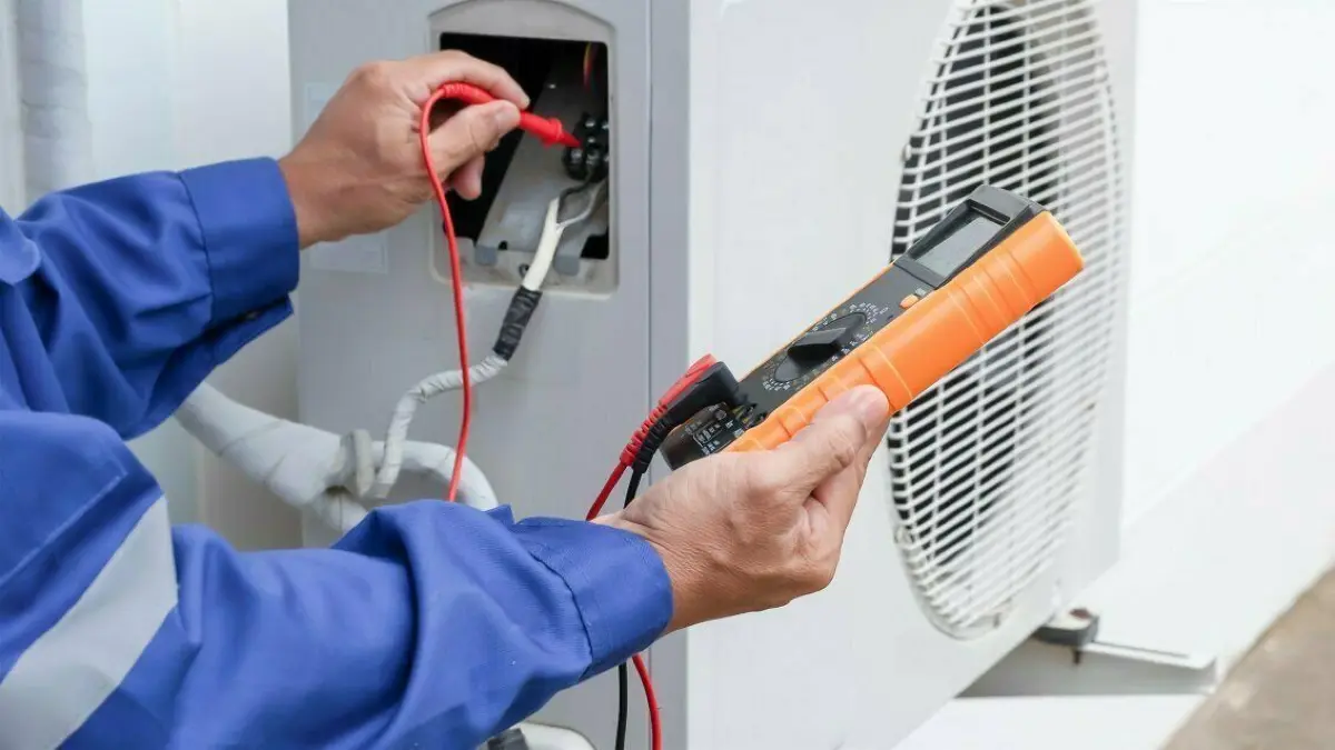 Symbolbild: Wärmepumpe. Regionale Heizungs-Installateure zur aktuellen Situation. Sie geben eine Orientierung zu Möglichkeiten und Einschränkungen, Wartezeiten und Kosten von Wärmepumpen zwischen Hennigsdorf und Fürstenberg.
Wärmepumpe, Wärmepumpen, heat pump, Monteur, Heizung; Download am 21.04.2023 für POLI Foto: ©bancha/adobe.stock.com