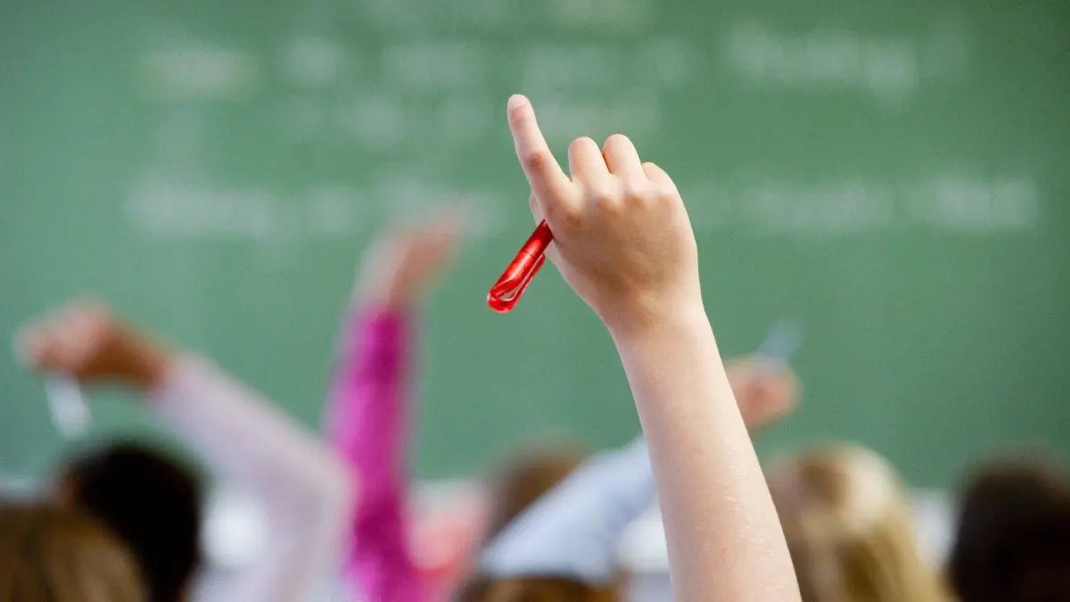 In Ulm findet am Montag der Schulunterricht ganz normal statt.
ARCHIV - 20.05.2015, Baden-Württemberg, Stuttgart: ILLUSTRATION - Eine Schülerin meldet in einem Klassenzimmer. Die Zahl der pensionierten Lehrkräfte, die übergangsweise wieder unterrichten, hat sich in Nordrhein-Westfalen seit 2016 mehr als verdoppelt. Das teilte das Schulministerium auf Anfrage der Deutschen Presse-Agentur in Düsseldorf mit. Bis Ende 2019 waren demnach 1058 eigentlich pensionierte Lehrkräfte wieder befristet als Tarifbeschäftigte im Schuldienst. 2016 seien es noch 415 gewesen. Foto: picture alliance / Marijan Murat/dpa +++ dpa-Bildfunk +++