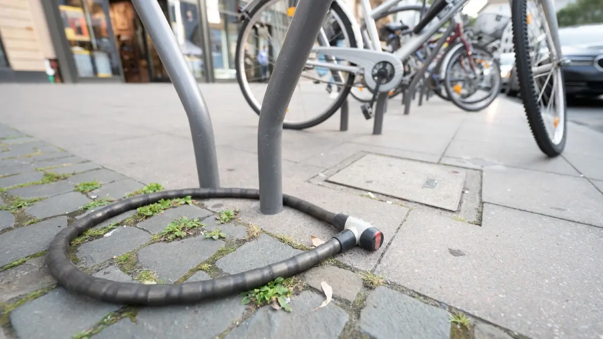 Fahrraddiebstähle sind auch in Hohen Neuendorf ein häufiges Ärgernis. (Symbolbild)
21.08.2021, Hessen, Frankfurt/Main: Ein verwaistes Fahrradschloss hängt in der Innenstadt an einem Fahrradständer. (zu dpa "GPS-Tracker zeigt Standort: Ortungsgeräte gegen Raddiebstahl") Foto: Sebastian Gollnow/dpa +++ dpa-Bildfunk +++