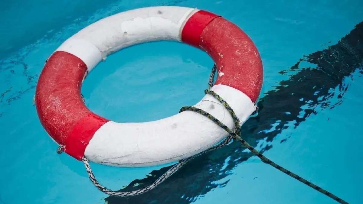 Symbolbild Schwimmen
ARCHIV - 09.08.2013, Sachsen, Pirna: Ein Rettungsring liegt in einem Freibad im Wasser. Jedes Jahr ertrinken in Deutschland Hunderte Menschen. (zu dpa «Ertrinken in der Badezeit: Viele Risiken - aber auch Mythen» vom 03.06.2018) Foto: Ole Spata/ZB/dpa +++ dpa-Bildfunk +++