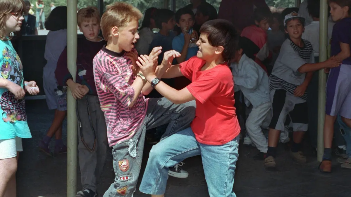 Nach der Schlägerei in einem Friseursalon in Fürstenwalde rückt auch die Spree-Oberschule in den Blickpunkt. (Symbolfoto)
Das Archivbild vom 29.06.1993 zeigt ein gestelltes Gerangel zwischen zwei streitenden Schülern auf dem Schulhof einer Kölner Grundschule. Um der zunehmenden Gewalt an Schulen zu begegnen, wurden an einigen deutschen Schulen bereits Streitschlichter-Programme eingeführt. Schülerinnen und Schüler werden dabei zu Streitschlichtern ausgebildet, die versuchen, gemeinsam mit den am Streit Beteiligten, Lösungen zu finden. dpa COLORplus (zu dpa-Feature: "Wenn Kinder auf dem Schulhof prügeln" vom 09.05.1998) +++ dpa-Bildfunk +++