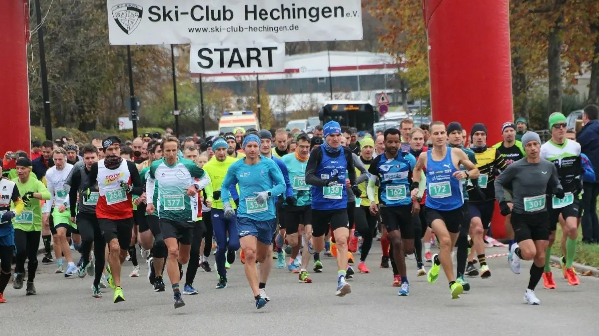 354 Läuferinnen und Läufer gingen beim Berglauf an den Start.⇥
Hohenzollernberglauf Hechingen
