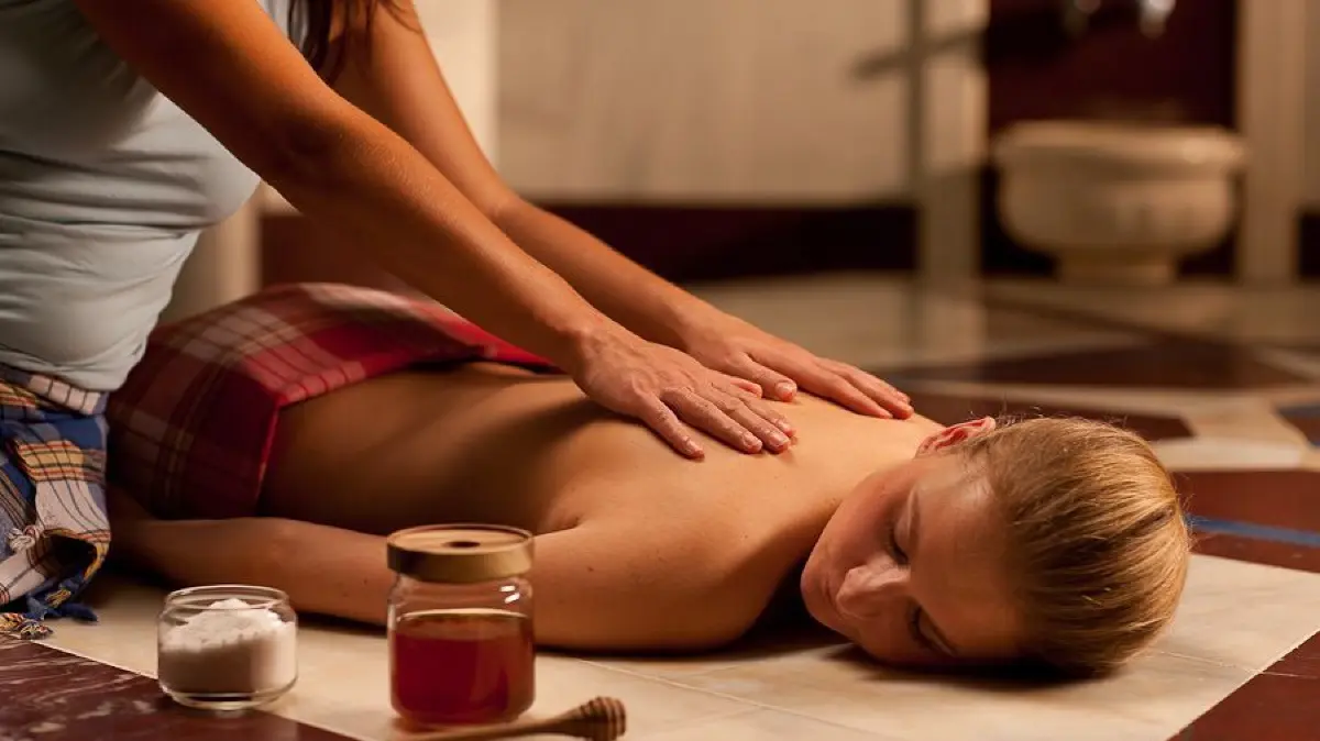 Die Massage mit Peelingsalz entschlackt den Körper und die anschließend leichte Massage mit Honig gibt Feuchtigkeit zurück.
Honigzauber ist eine Massage mit Peelingsalz. Ene anschließend leichte Massage mit Honig gibt Feuchtigkeit zurück.