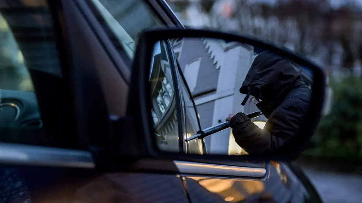 (Symbolfoto Autodiebstahl) Noch bevor der Besitzer den Diebstahl bemerkt hatte, hat die Polizei einen Autodieb auf der A15 geschnappt.
ARCHIV - 22.12.2017, Hamburg: ILLUSTRATION - ARCHIV - 22.12.2017, Hamburg: Ein Mann versucht eine Autotür mit einer Metallstange aufzubrechen (gestellte Szene). Elektronische Wegfahrsperren in Autos erschweren den Dieben heute ihr kriminelles Handwerk. Die Statistik zeigt einen deutlichen Rückgang. Doch finden technisch versierte Autodiebe immer wieder Lücken - oder sie verlegen sich auf ein neues Diebesgut. (zu dpa "Landeskriminalamt erwartet weiter abnehmende Autodiebstähle in MV") Foto: Axel Heimken/dpa +++ dpa-Bildfunk +++
