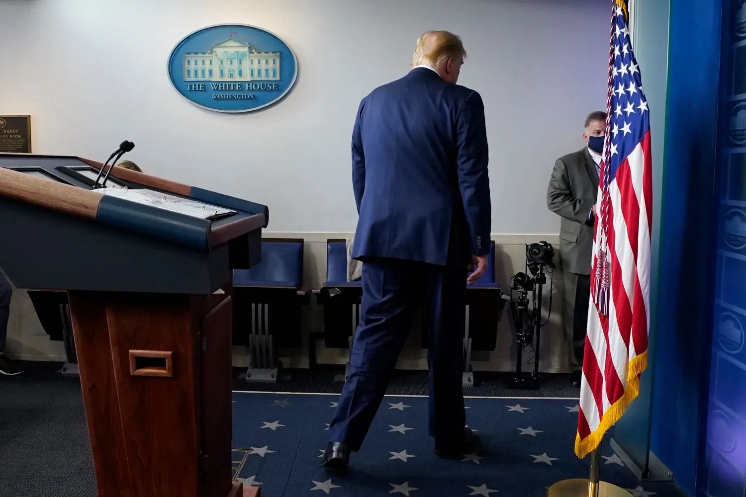 Donald Trump verlässt eine Pressekonferenz im Weißen Haus.