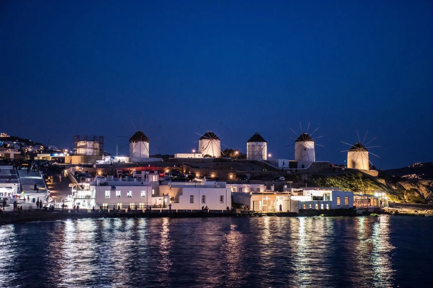 Auf der Ägäisinsel Mykonos gibt es einen Mini-Lockdown: Auf der griechischen Insel gilt aufgrund missachteter Corona-Regeln in Bars für sieben Tage ein nächtliches Ausgehverbot.