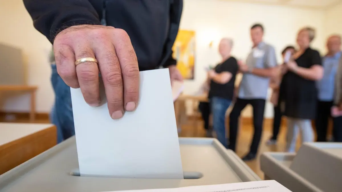 Im kommenden Jahr ist Kommunalwahl. Ob in Munderkingen dann noch die unechte Teilortswahl gilt, bleibt abzuwarten.
Ein Mann gibt seinen Stimmzettel für die Wahl zum Europäischen Parlament ab. Vom 23.05. bis 26. Mai wählen die Bürger von 28 EU-Staaten ein neues Parlament. +++ dpa-Bildfunk +++
