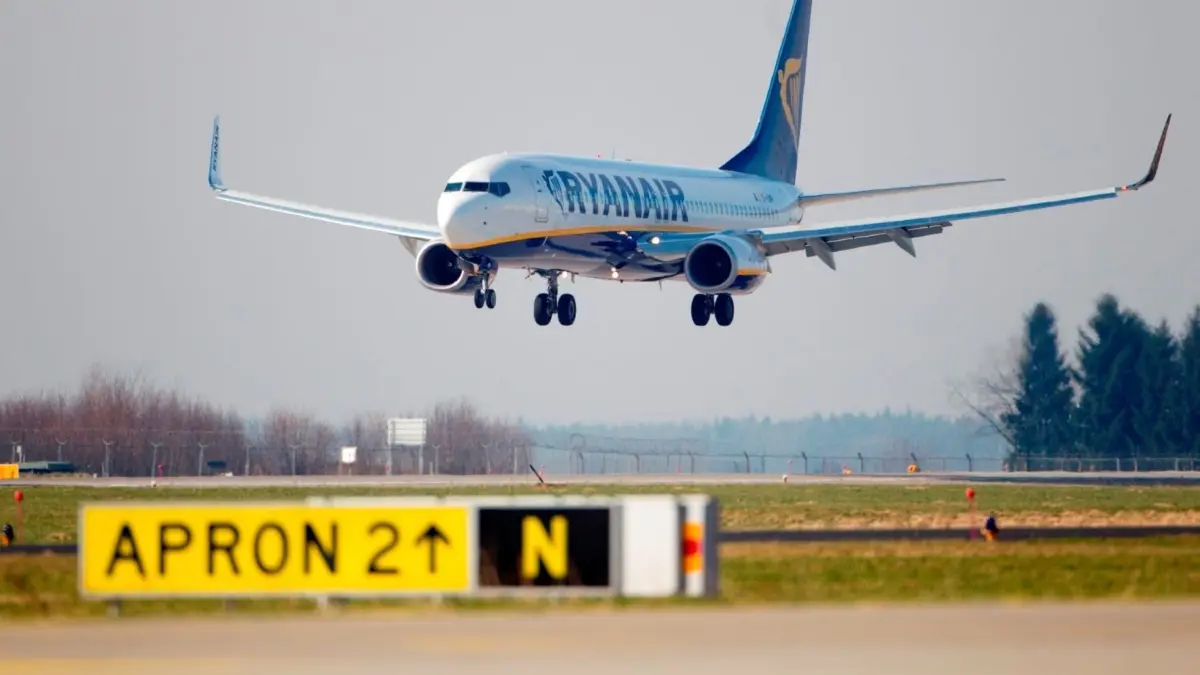 Eine Boeing 737 der Ryanair setzt in Memmingen zur Landung an. Der „Allgäu Airport“ ist ein wichtiger Standort der Fluggesellschaft. Im November kommt eine weitere Verbindung dazu.