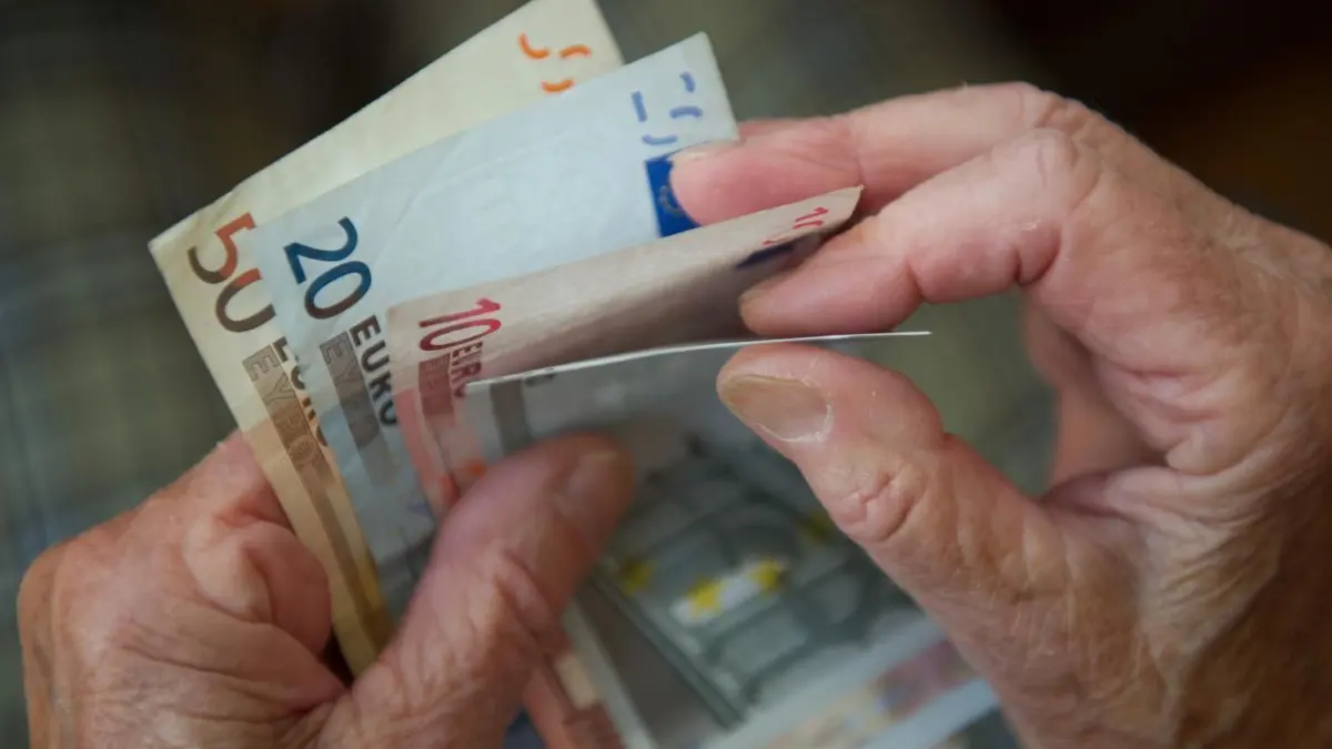 Die Betrüger geben vor, Spenden zu sammeln.
ARCHIV - ILLUSTRATION - Eine ältere Frau zählt am 26.06.2012 in Stuttgart Geld. Die ostdeutschen Rentner können im kommenden Jahr mit einem drei mal höheren Rentenplus als im Westen rechnen. Dort wird die Rentenerhöhung «in einer Größenordnung von etwa einem Prozent» liegen, im Osten könnte es «mit allen Vorbehalten» auf eine Anhebung von drei Prozent hinauslaufen. Das sagte die Vorstandsvorsitzende der Deutschen Rentenversicherung Bund, Annelie Buntenbach, am 13.11.2012 in Würzburg. Foto: Marijan Murat/dpa +++(c) dpa - Bildfunk+++