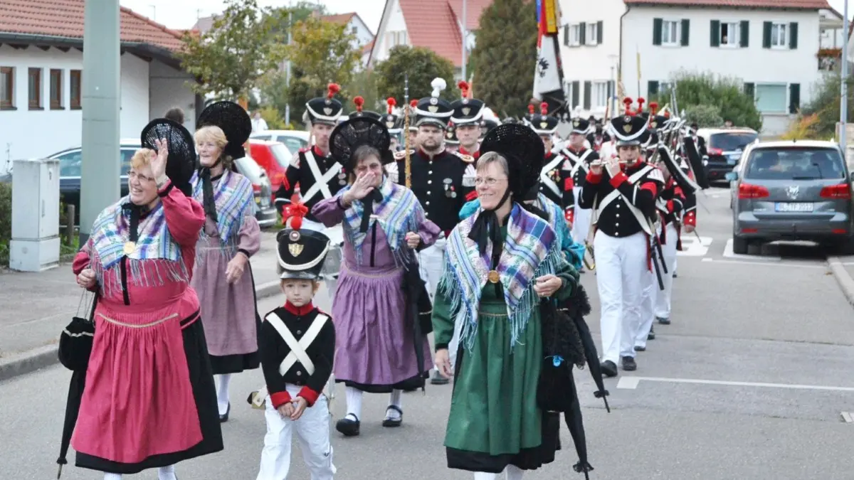 Aufmarsch der Hechinger Bürgergarde und ihrer Gäste beim Herbstfest.⇥