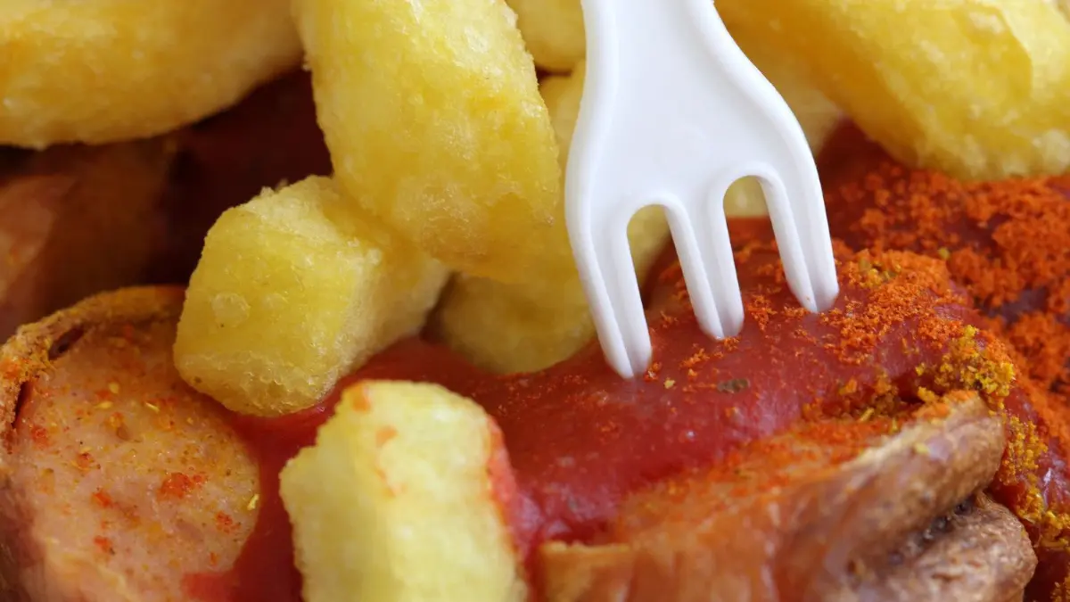 Traditionell wird von Aschermittwoch bis Ostern gefastet. Auf Leckereien wie die Currywurst soll dann verzichtet werden.
ARCHIV - 27.05.2010, Nordrhein-Westfalen, Düsseldorf: SYMBOLBILD - Eine Currywurst mit Pommes frites liegt in einer Schale in Düsseldorf. (zu dpa «Fettig und ungesund: Wissenschaftler kritisieren Kindergerichte» vom 03.02.2019) Foto: Martin Gerten/dpa +++ dpa-Bildfunk +++
