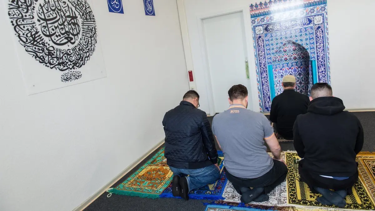 Ein muslimische Seelsorger betet während einer Gebetsstunde gemeinsam mit Häftlingen in einem Gebetsraum in der Justizvollzugsanstalt.
ARCHIV - 28.04.2017, Niedersachsen, Hannover: Ein muslimische Seelsorger (2.v.r.) betet während einer Gebetsstunde gemeinsam mit Häftlingen in einem Gebetsraum in der Justizvollzugsanstalt. Das niedersächsische Justizministerium hat die Zusammenarbeit mit dem türkischen Moscheeverband Ditib in der Gefängnisseelsorge aufgekündigt. Foto: Silas Stein/dpa +++ dpa-Bildfunk +++