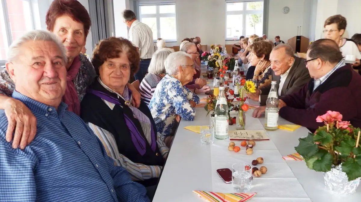 Die Gäste kommen aus der näheren Umgebung, aber auch aus Geislingen, Kuchen, Eybach und Reichenbach.
Tag der offenen Tür im Bürgerzentrum Deggingen, Seniorentreff - Der Seniorentreff Deggingen präsentierte sich und seine Aktivitäten mit einem Tag der offenen Tür im Bürgersaal des Bürgerzentrums Deggingen. Die Gäste kamen aus der näheren Umgebung, aber auch von Geislingen, Kuchen, Eybach und Reichenbach unterm Rechberg.