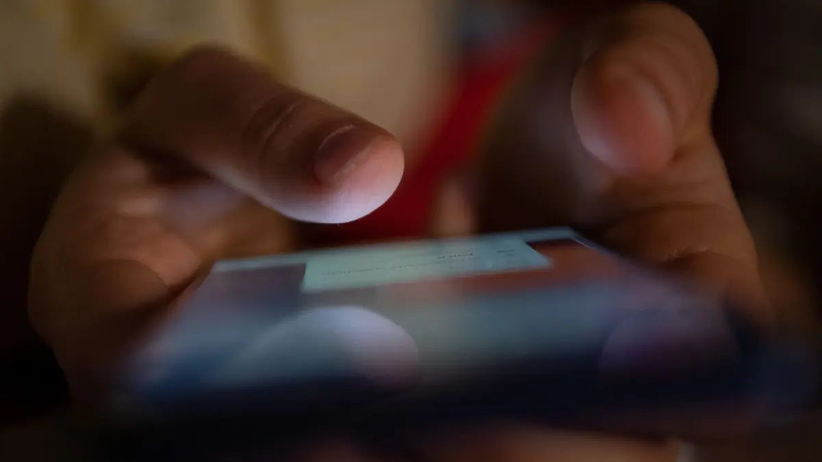 Smartphones von Jugendlichen sind bei Kinderporno-Ermittlern immer häufiger im Visier.
ARCHIV - 10.06.2020, Baden-Württemberg, Stuttgart: ILLUSTRATION - Ein Smartphone wird gehalten. (zu dpa «Tatwaffe: Handy - Kinderpornos in Chat sind wachsendes Problem») Foto: Sebastian Gollnow/dpa +++ dpa-Bildfunk +++