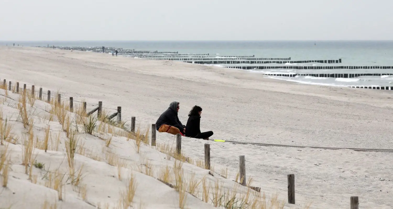 Nur wenige Spaziergänger sind am Ostseestrand auf der Halbinsel Darss-Fischland-Zingst unterwegs. Noch gibt es nur wenige Lockerungen für Touristen in Mecklenburg-Vorpommern. Was ist aktuell erlaubt?