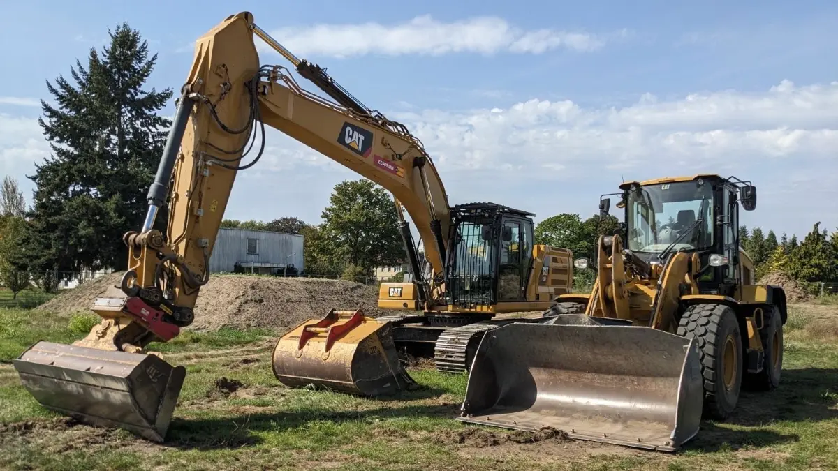 Die Baumaschinen stehen auf dem Baufeld in der Elbestraße schon bereit.
Baumaschinen auf dem Baufeld der neuen Grundschule in der Elbestraße in Panketal, Bagger, Schaufelbagger, 12.9.23