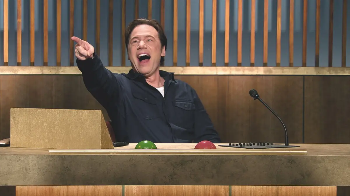 Michael „Bully“ Herbig schickt in Staffel 5 neue Promis zum Nicht-Lachen. Wer der erste Teilnehmer sein soll, lest ihr hier.
Michael Bully Herbig_Szenenbild_3 (c) 2021 Amazon.com Inc. or its affiliates
LOL: Last One Laughing