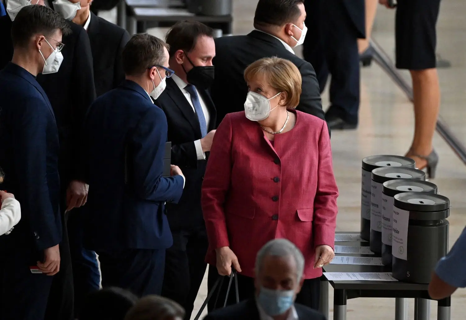 Bundeskanzlerin Angela Merkel bei der Abstimmung im Bundestag über die bundeseinheitliche Corona-Notbremse.