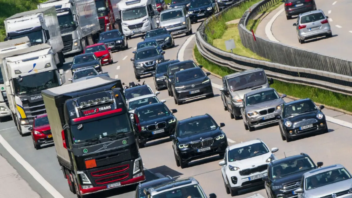 Wegen des angekündigten Super-Streiks am Montag wird das Sonntagsfahrverbot für Lkw in Baden-Württemberg ausgesetzt. Symbolbild.
ARCHIV - 18.06.2022, Bayern, Irschenberg: Lkw und Pkw im Rückreiseverkehr zum Ende der Pfingstferien in Bayern fahren zeitweise im Schritttempo auf der Autobahn A8 bei Irschenberg. (Illustration zu dpa «Drei Bundesländer verzichten auf Lkw-Sonntagsfahrverbot») Foto: Peter Kneffel/dpa +++ dpa-Bildfunk +++