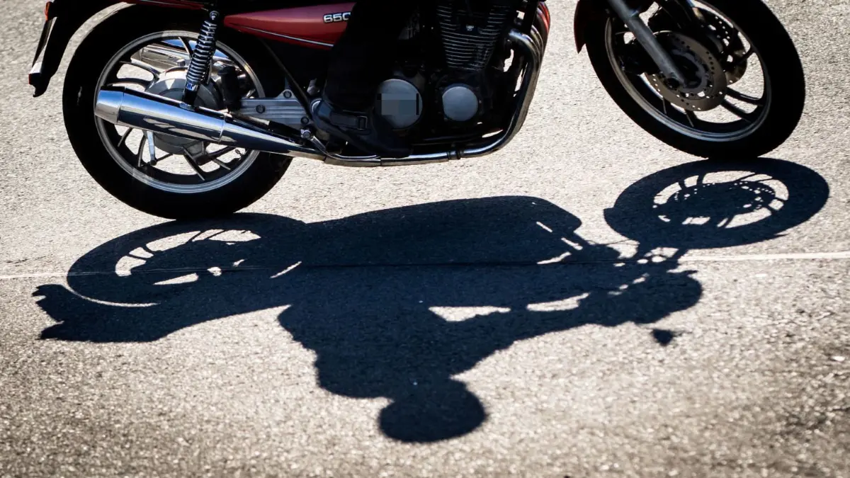 Eigentlich sollte ein Motorrad in Hennigsdorf verkauft werden – nachdem Helm und Schlüssel für eine Probefahrt übergeben worden waren, ward der Dieb nie wieder gesehen. (Symbolfoto)
ILLUSTRATION - ARCHIV - Ein Motorradfahrer und seine Maschine werfen am 08.04.2016 in Gründau (Hessen) eine Schatten. Vor dem Verwaltungsgerichtshof in Mannheim wird die Klage eines Sikh verhandelt, der mit seinem Turban anstatt einem Motorradhelm fahren möchte. (zu dpa «Turban statt Motorradhelm? Sikh zieht vor Verwaltungsgerichtshof» vom 27.08.2017) Foto: Frank Rumpenhorst/dpa +++ dpa-Bildfunk +++