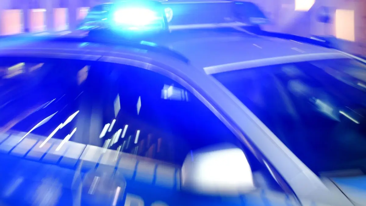 Die Polizei Metzingen fahndet nach drei Männern, die einen 23-Jährigen bei Handgreiflichkeiten verletzt haben sollen.
ARCHIV - 06.08.2015, Schleswig-Holstein, Flensburg: Ein Streifenwagen der Polizei steht mit eingeschaltetem Blaulicht auf der Straße. Wegen des Verdachts auf Planung eines Anschlags mit islamistischem Hintergrund hat die Polizei am Dienstag in Hamburg einen 28 Jahre alten Syrer verhaftet. Foto: Carsten Rehder/dpa +++ dpa-Bildfunk +++