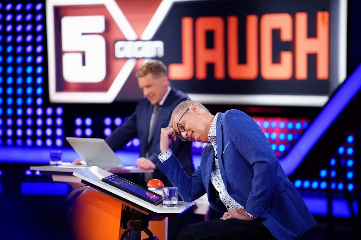 Schafft es Günther Jauch im Alleingang gegen fünf Promis zu bestehen?