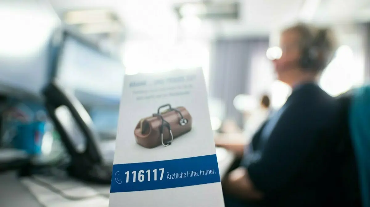 Ein Flyer für die Rufnummer des ärztlichen Bereitschaftsdienstes „116117“, aufgenommen in einer Telefonzentrale für den Bereitschaftsdienst. Wegen der ohnehin hohen Arbeitslast in der Praxis scheuen viele niedergelassene Ärzte den Bereitschaftsdienst. Für sie springen immer häufiger sogenannte Poolärzte ein.
Ein Flyer für die Rufnummer des ärztlichen Bereitschaftsdienstes «116117», aufgenommen in einer Telefonzentrale für den Bereitschaftsdienst der Kassenärztlichen Vereinigung Hamburg. Die Zahl der Anrufe bei der durch die Coronakrise überlasteten Arzthotline 116117 ist nach Angaben der Kassenärztlichen Vereinigung in Hamburg erstmals seit Tagen zurückgegangen. Am Mittwoch habe es mit gut 18 000 Anrufen zum ersten Mal seit fünf Tagen einen Rückgang gegeben, sagte ein Sprecher der Deutschen Presse-Agentur. +++ dpa-Bildfunk +++