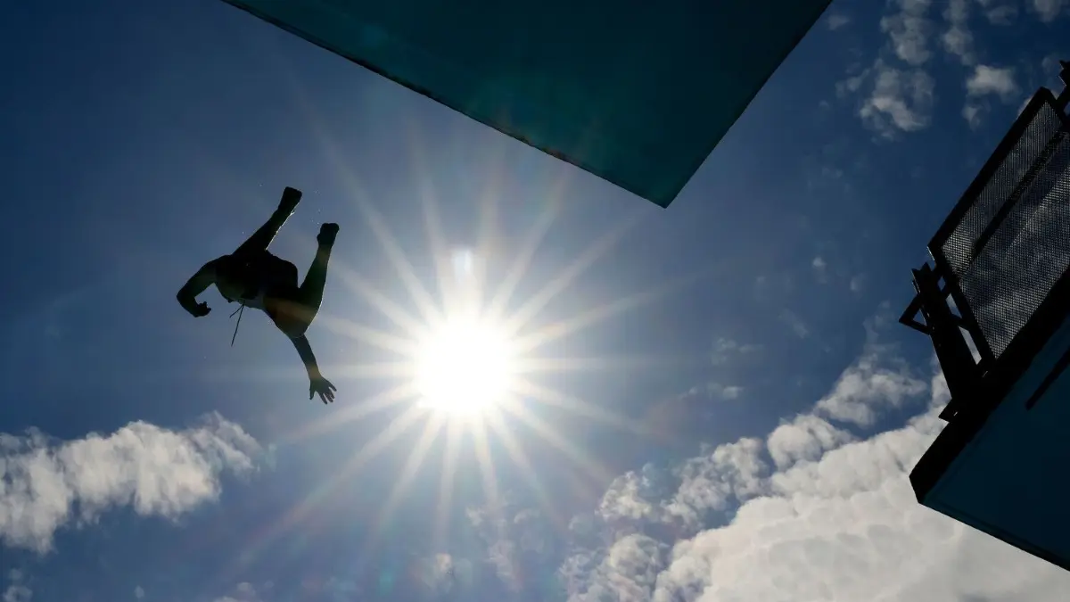 Im Strandbad Zossen ist ein 18-Jähriger beim Sprung ins Wasser ums Leben gekommen (Symbolfoto).
18.05.2022, Nordrhein-Westfalen, Köln: Ein Mann springt im Freibad vom Zehn-Meter-Turm. (Zu dpa: «Warum Sprungtürme in Freibädern so faszinierende Orte sind») Foto: Oliver Berg/dpa +++ dpa-Bildfunk +++