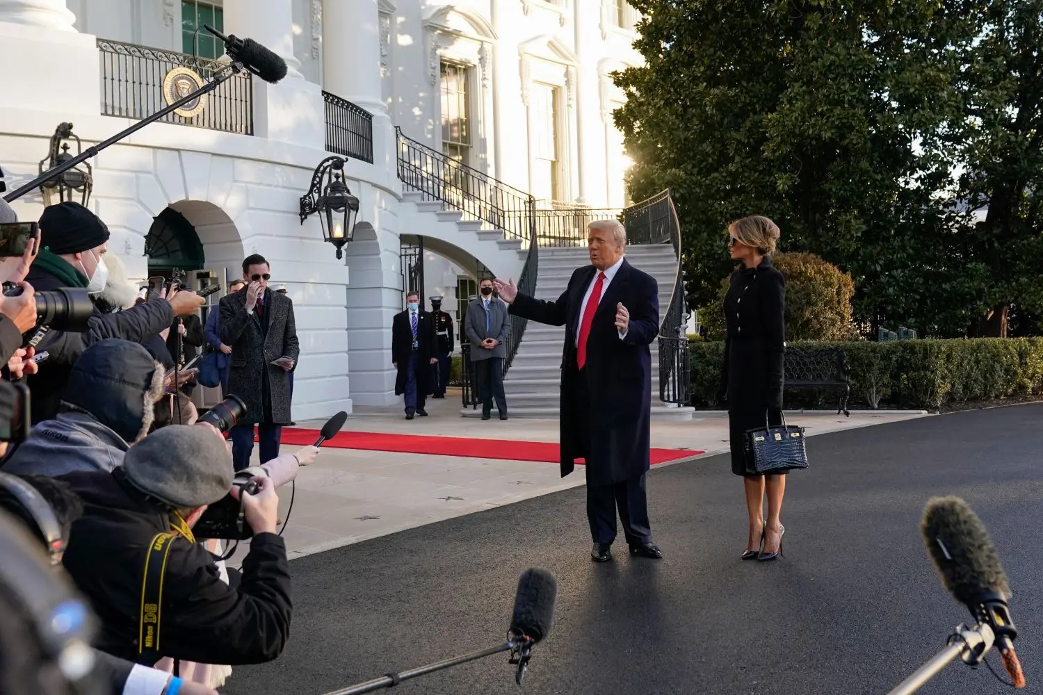 Am Morgen der Amtseinführung des designierten US-Präsidenten Biden halten Präsident Donald Trump und First Lady Melania beim Verlassen des Weißen Hauses an, um sich an die wartenden Medienvertreter zu wenden, bevor sie in die Marine One einsteigen.