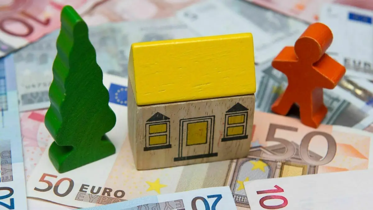 Wo ist es im Landkreis Ostprignitz-Ruppin am teuersten und wo gibt es die günstigsten Grundstücke? Anhaltspunkt ist der Bodenrichtwert. Er ist ein Wert für einen Quadratmeter unbebauten Boden. Das ist ein Durchschnittswert, der aus Grundstücksverkäufen abgeleitet wird. Die Daten erfasst das Katasteramt. Jetzt liegen die aktuellen Zahlen vor.
ARCHIV - ILLUSTRATION - Ein kleines Spielzeughaus steht am 09.09.2010 in Sieversdorf (Brandenburg) auf Euro-Geldscheinen Foto: Patrick Pleul/dpa (zu dpa-Themenpaket «Wohnen» vom 24.12.2013) +++ dpa-Bildfunk +++