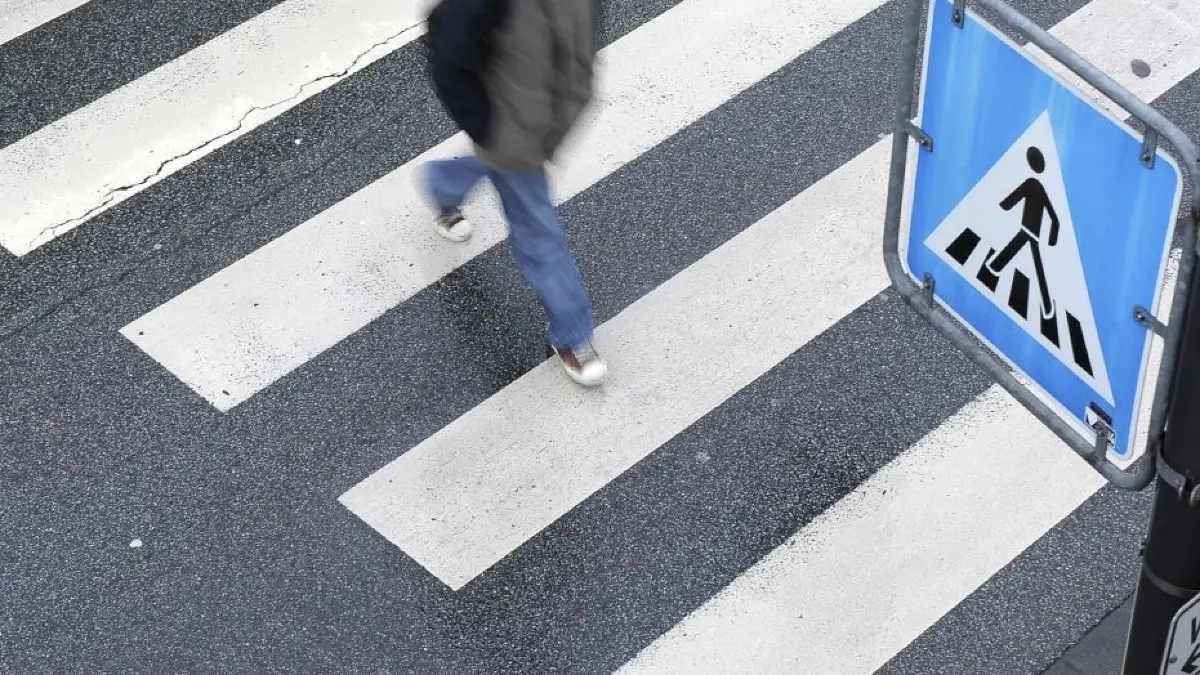 Am Zebrastreifen müssen Autos anhalten, wenn Fußgänger dort laufen wollen. Das hat ein Fahrer nicht beachtet – der Fußgänger hat überreagiert.
ARCHIV - Ein Fußgänger geht am 06.03.2009 in Heidelberg (Baden-Württemberg) über einen Zebrastreifen. (zu dpa: «Hermanns Ziel: Mehr Zebrastreifen für Baden-Württemberg» vom 16.10.2017) Foto: Ronald Wittek/dpa +++(c) dpa - Bildfunk+++