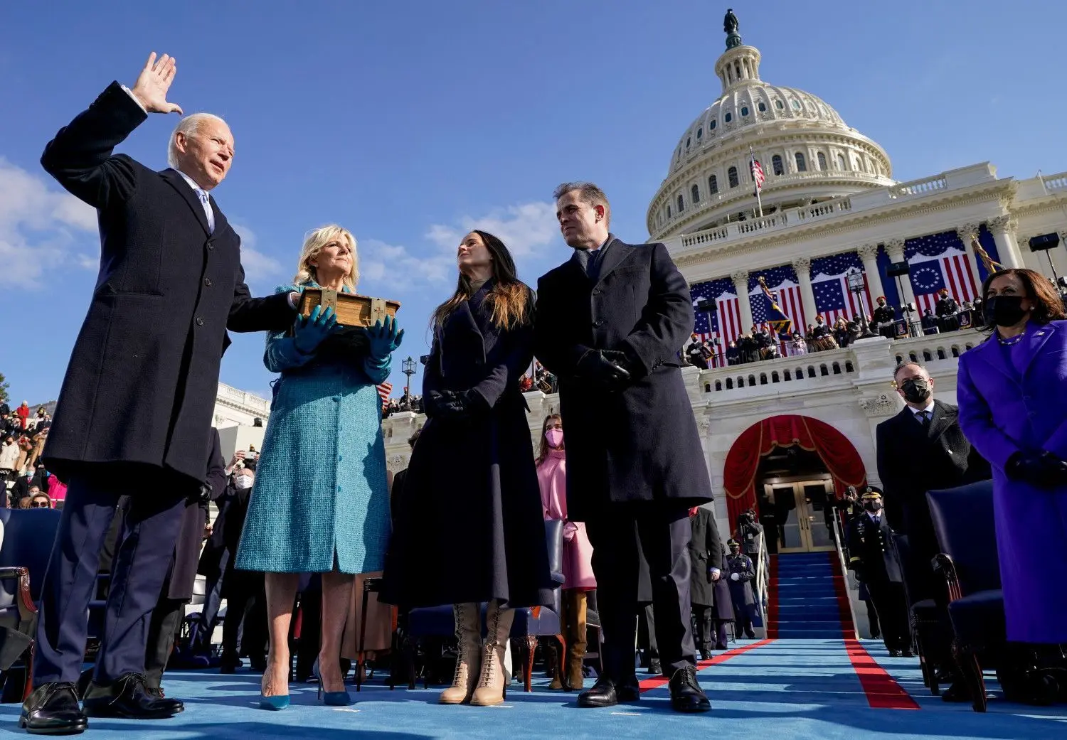Joe Biden wird von Chief Justice John Roberts als 46. Präsident der Vereinigten Staaten vereidigt, während Jill Biden die Bibel während der 59. Amtseinführung des Präsidenten vor dem US-Kapitol hält, während seine Kinder Ashley und Hunter zusehen.