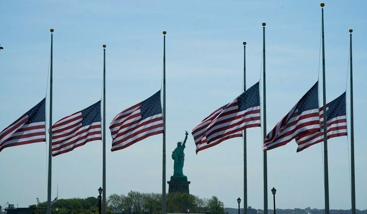 Entsetzen nach Massaker in den USA: Nach dem Amoklauf an einer Grundschule im US-Bundesstaat Texas hängen die Flaggen in ganze Amerika auf Halbmast. Bei dem Massaker sind 19 Kinder und zwei Lehrer getötet worden.