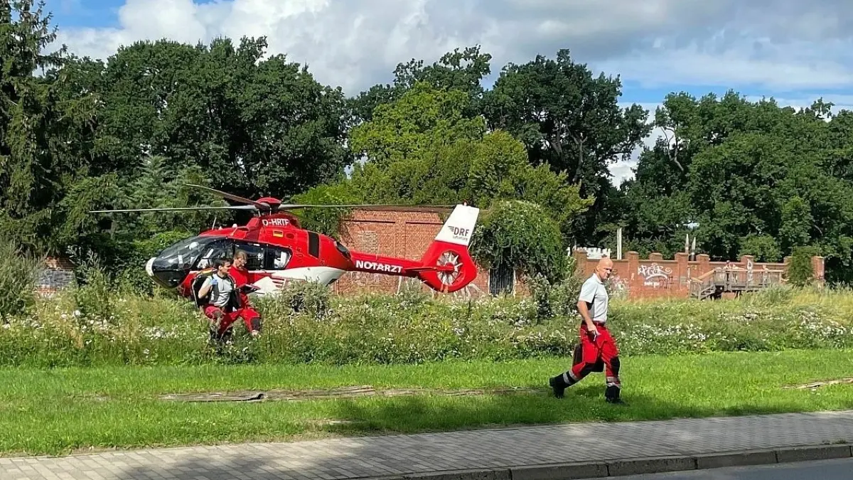 Ein Hubschrauber der DFR Luftrettung Bad Saarow landete am Freitag (4. August) in der Innenstadt von Fürstenwalde.
Rettungshunschrauber