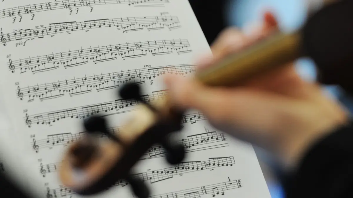 Für die Musikschule Langenau sollen die Gebühren angehoben werden.⇥
ARCHIV - 14.04.2013, Hamburg: Ein Junge spielt in Hamburg am Tag der offenen Tür in der Staatlichen Jugendmusikschule Geige. (Zu dpa: «Deutschland sucht den Super-Geiger - «Jugend musiziert» in Oldenburg») Foto: Angelika Warmuth/dpa +++ dpa-Bildfunk +++