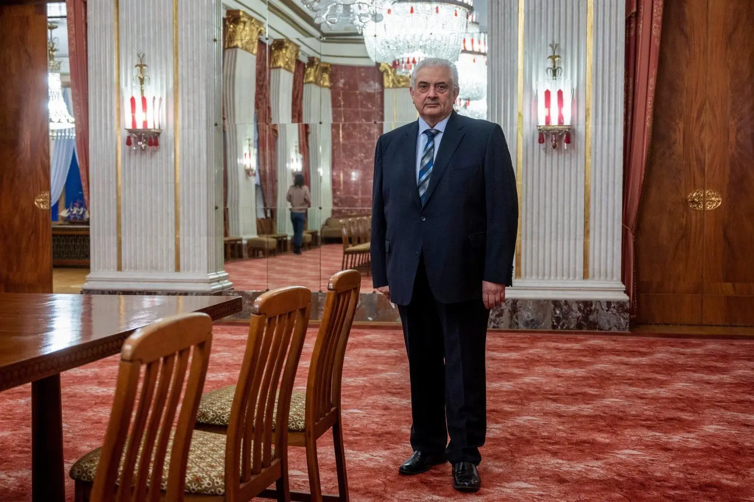 Sergej Netschajew, Botschafter der Russischen Föderation in Deutschland, steht vor einem Interview im Wappensaal in der Russischen Botschaft in Berlin.