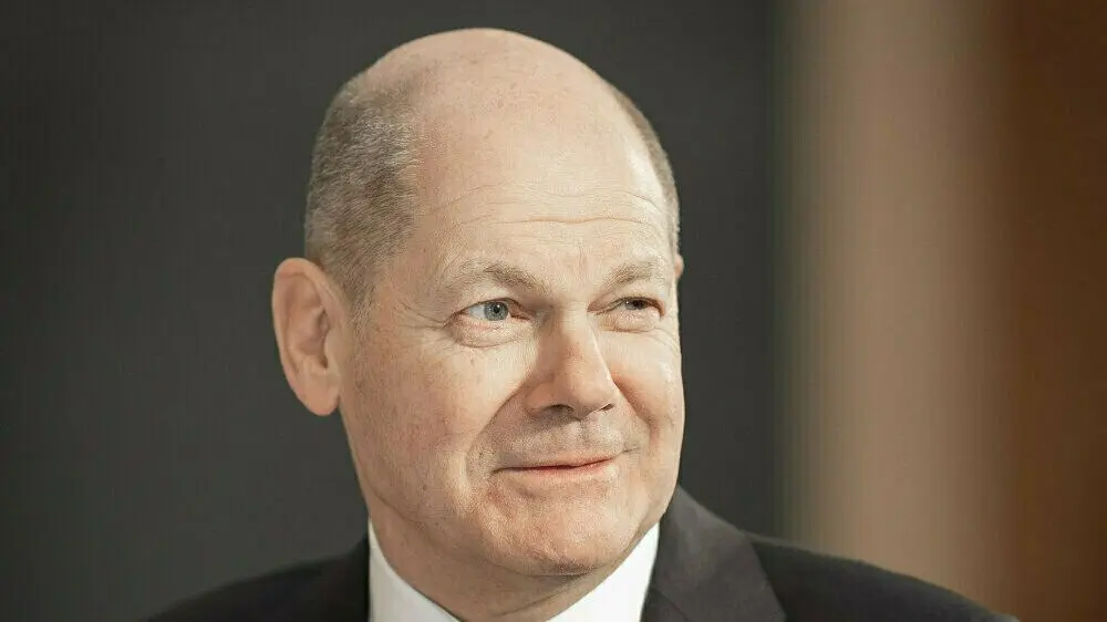 Bundeskanzler Olaf Scholz (SPD) sitzt für ein Interview im Vorfeld eines Bürgertalks im Rahmen der Gesprächsreihe «Kanzlergespräch» in der Stadthalle Cottbus.