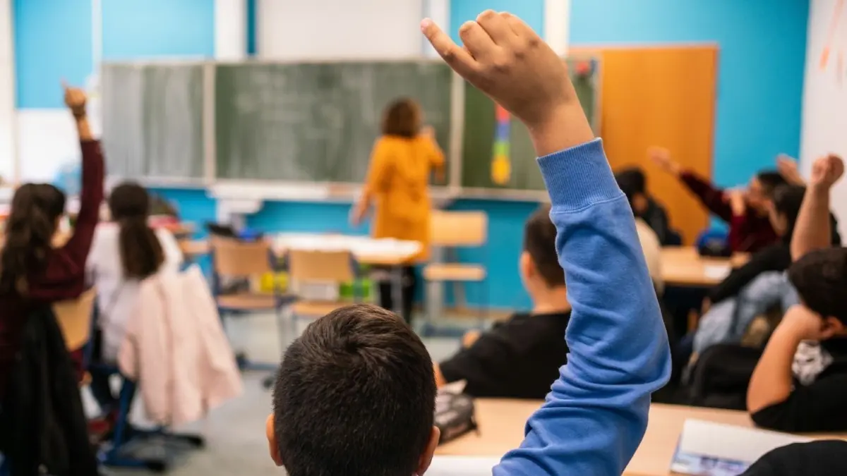 Normalerweise beantworten Lehrerinnen und Lehrer die Fragen der Schüler. Am Barnim-Gymnasium Bernau könnte sich das vielleicht bald ändern – wenn Eltern die Aufsicht im Unterricht übernehmen. (Symbolbild)
Schüler einer siebten Klasse in der Frankfurter Ernst-Reuter-Schule melden sich beim Islamunterricht. Das Land Hessen streitet bereits seit Monaten über die Zusammenarbeit mit dem umstrittenen türkischen Moscheeverband Ditib beim islamischen Religionsunterricht. Um bei einem Ausstieg von Ditib gewappnet zu sein, bietet das Land seit diesem Schuljahr in alleiniger staatlicher Verantwortung für die Schüler der Jahrgangsstufe sieben das neue Fach Islamunterricht an. +++ dpa-Bildfunk +++
