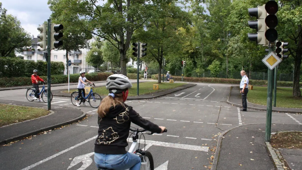 Radfahrer im Stadtverkehr, hier in Reutlingen.⇥
Angebot freies Üben Jugendverkehrsschule Reutlingen