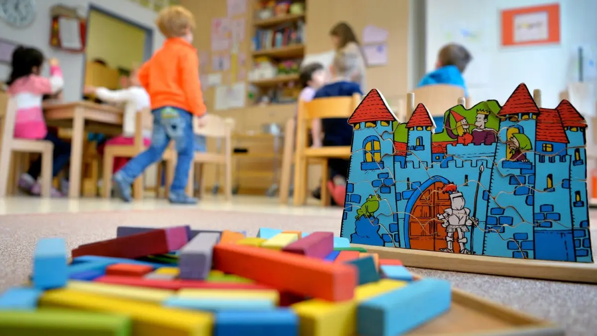 Drei Crailsheimer Kitas bleiben am Donnerstag (23. März) geschlossen.
ARCHIV - 18.04.2016, Nordrhein-Westfalen, Düsseldorf: Spielzeug liegt in einer Kindertagesstätte auf dem Boden. Jede zehnte Kita in Nordrhein-Westfalen musste im Februar wegen Personalmangels ihre Angebote einschränken. Laut einer Umfrage unter Kita-Leitungen leidet die Förderung von Kleinkindern unter der Situation. (zu dpa «Personalmangel: Jede zehnte Kita in NRW musste Angebote einschränken») Foto: Monika Skolimowska/dpa +++ dpa-Bildfunk +++