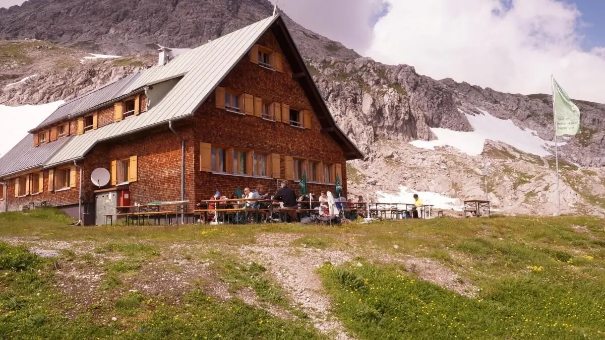 Die Göppinger Hütte auf dem Gamsboden zwischen dem Lechtal und dem Großen Walsertal ist klimatechnisch auf dem neuesten Stand. Bei der CO-Bilanz verzeichnet sie dennoch einige Emissionen. Bis 2030 will der DAV klimaneutral werden.