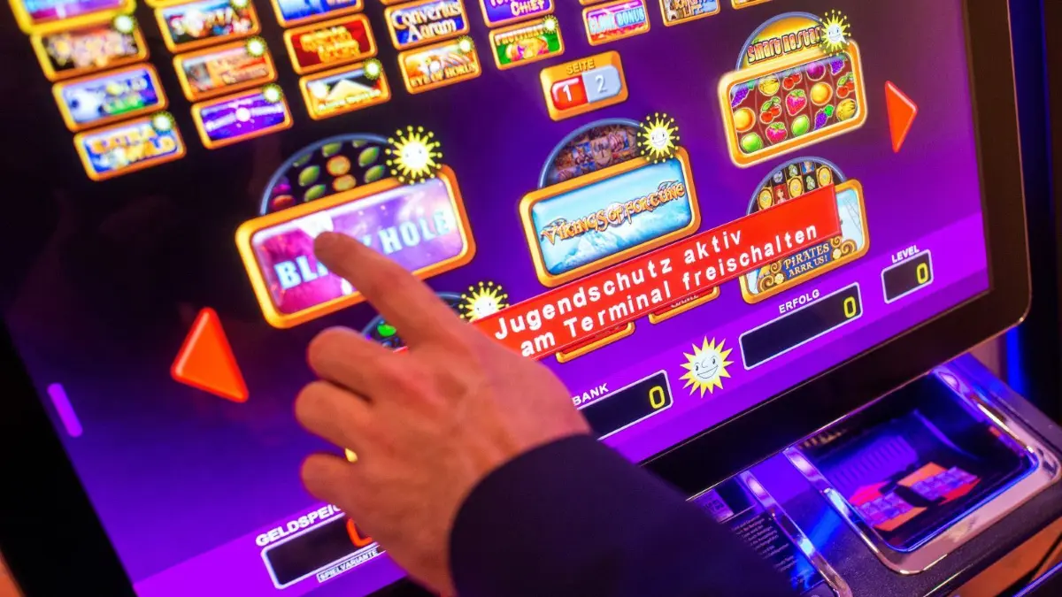 Mit Glücksspielautomaten ließ sich in Eberswalde vor der Pandemie gutes Geld verdienen. Doch seit Beginn dem Beginn der Corona-Einschränkungen sprudelte das Geld nicht mehr so üppig.
ARCHIV - 21.11.2019, Sachsen-Anhalt, Magdeburg: "Jugendschutz aktiv" steht auf dem Bildschirm eines Glücksspielautomaten. Exzessive Spieler können sich zentral für Glücksspiel-Anbieter sperren lassen. Viele nutzen diese Möglichkeit. Seit Juli sind auch virtuelle Automatenspiele, Online-Poker und Online-Casinospiele in Deutschland möglich.(zu dpa "Glücksspiel: Rund 22 400 Spieler neu gesperrt - noch kein Online-Poker") Foto: Klaus-Dietmar Gabbert/dpa-Zentralbild/dpa +++ dpa-Bildfunk +++