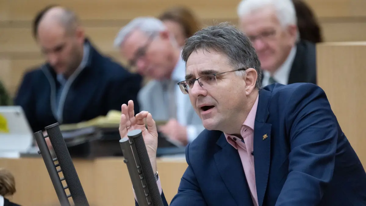 13.12.2023, Baden-Württemberg, Stuttgart: Stefan Fulst-Blei (SPD), Mitglied des Landtags von Baden-Württemberg, spricht während einer Plenarsitzung im Landtag von Baden-Württemberg. Thema war unter anderem eine aktuelle Debatte zur Bildungspolitik. Foto: Marijan Murat/dpa +++ dpa-Bildfunk +++