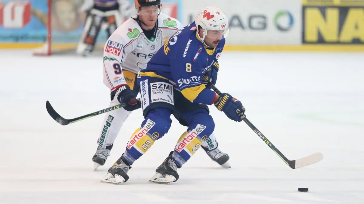 22.08.2021, Weisswasser, Lausitzer Fuechse vs. Eisbaeren Berlin
Mark Zengerle (9, Eisbaeren Berlin), Peter Quenneville (8, Lausitzer Fuechse)
22.08.2021, Weisswasser, Lausitzer Fuechse vs. Eisbaeren Berlin
Mark Zengerle (9, Eisbaeren Berlin), Peter Quenneville (8, Lausitzer Fuechse)