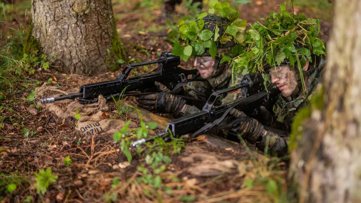 Reservisten der Bundeswehr bei einer Übung: ARCHIV - 01.08.2023, Baden-Württemberg, Stetten am kalten Markt: Reservisten nehmen auf einem Übungsplatz der Bundeswehr an der Abschlussübung zum Projekt "Ungediente für die Reserve" des Landeskommandos Baden-Württemberg teil. Dabei halten sie sich mit Ihren Waffen vom Typ G36 in einem Graben in Deckung. Das Ziel des Projekts ist es, eine Reserve von qualifizierten Soldatinnen und Soldaten aufzubauen, die im Falle von Krisen und Katastrophen oder zum Heimatschutz sowie in der Landesverteidigung eingesetzt werden können. (zu dpa: «Verbandschef: Bundeswehr-Reservisten systematisch erfassen») Foto: Christoph Schmidt/dpa +++ dpa-Bildfunk +++