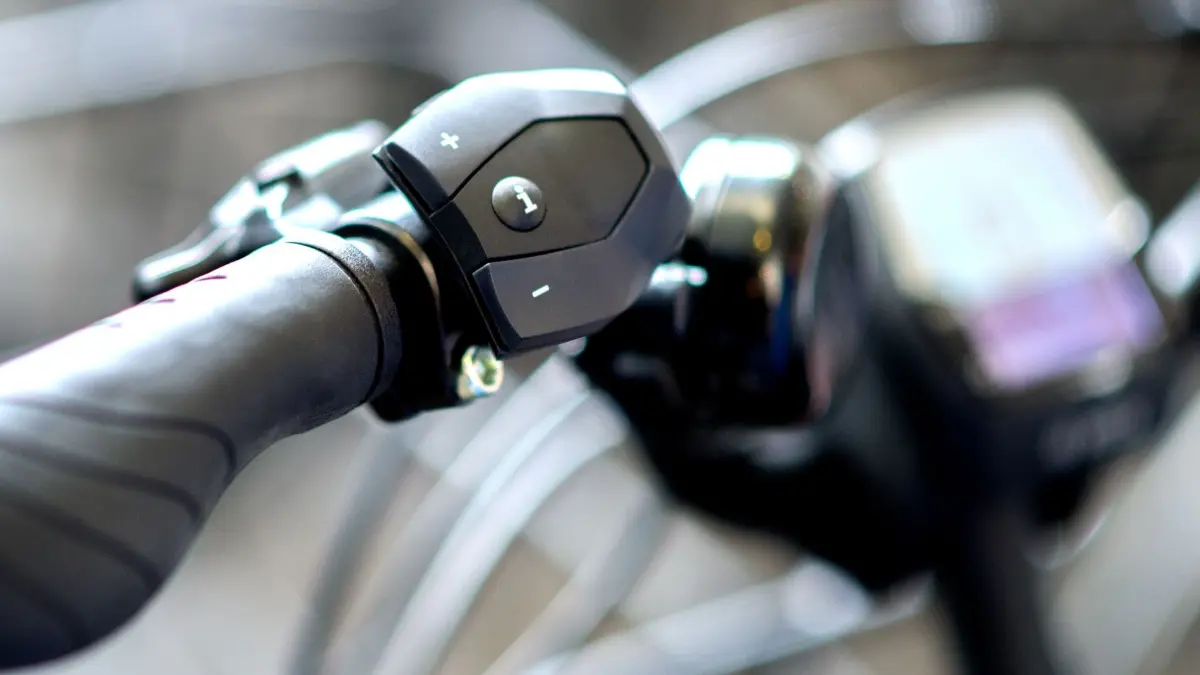 Lenker eines E–Bikes: ARCHIV - 25.04.2018, Niedersachsen, Hannover: Der Lenker eines E-Bikes. (zu dpa: «Diebe stehlen E-Bikes über Dach von Fahrradgeschäft») Foto: Hauke-Christian Dittrich/dpa +++ dpa-Bildfunk +++